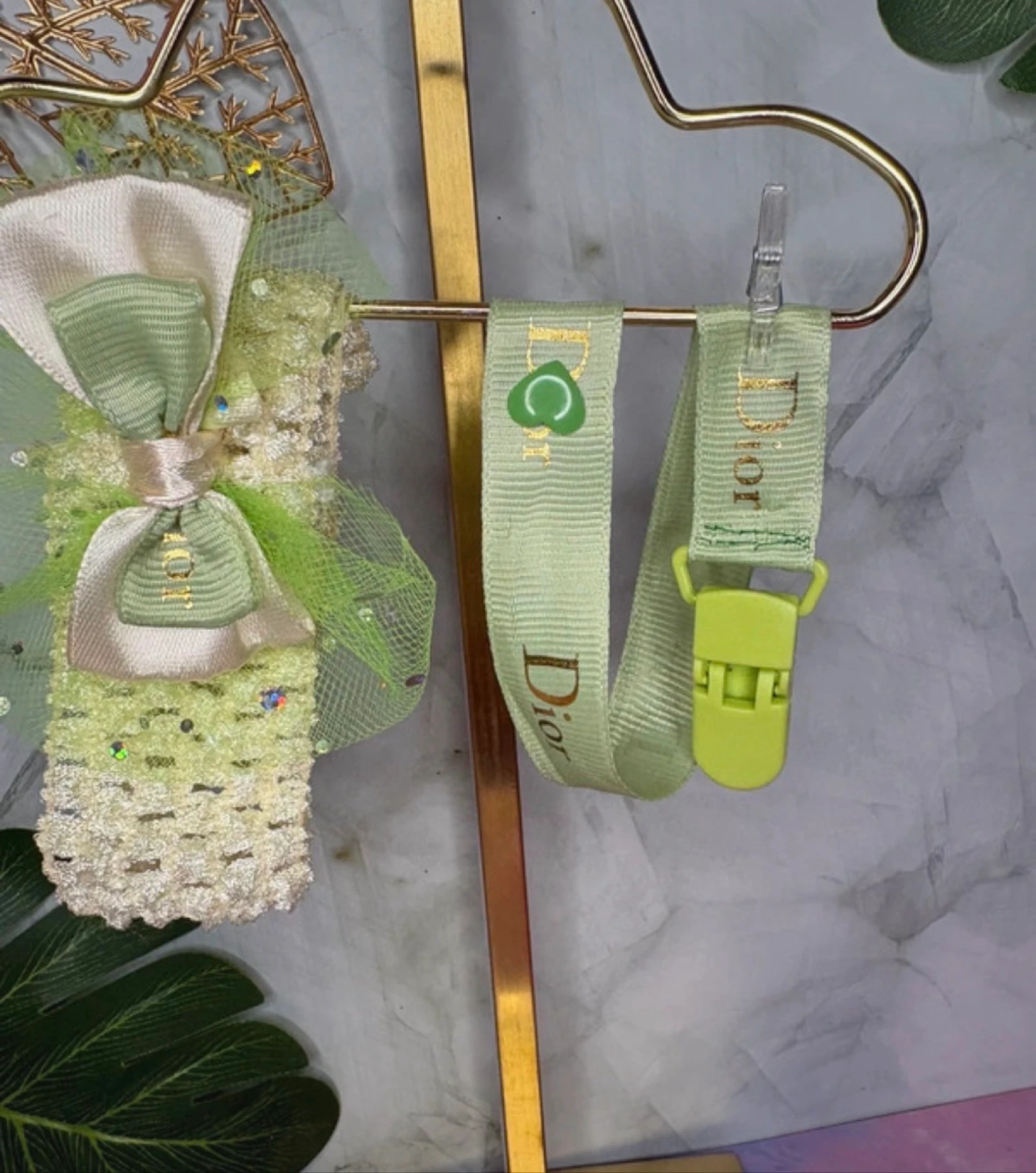 Ensemble attache-tétine + bandeau bébé vert d’eau et ivoire – Doux & raffiné